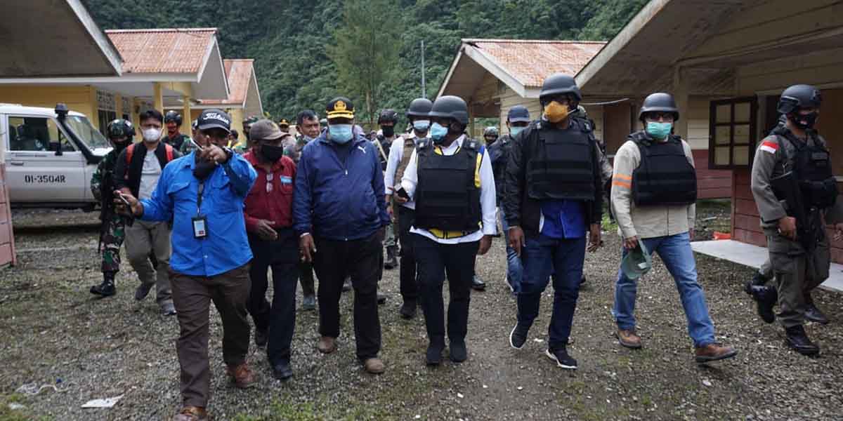 Wakil Menteri PUPR, John Wempi Wetipo didampingi Wakil Bupati Mimika, Johannes Rettob mengunjungi warga di perkampungan Tembagapura. Foto: Dok/Papua60detik